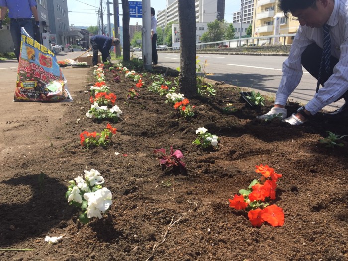 ナカジマ薬局　環境美化活動　環境保全　北海道　札幌　環状通　本社　社会貢献　調剤薬局　保険調剤　かかりつけ　お花　植樹　患者様のために