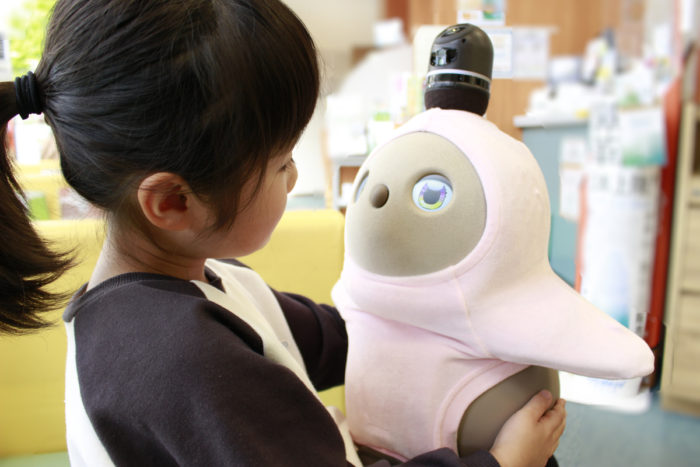 ペットロボット「LOVOT」が元気に活躍しています
