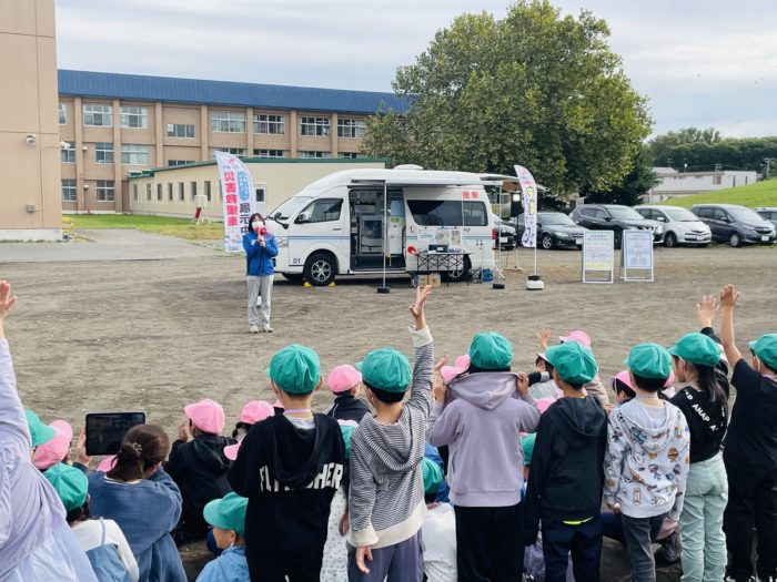 10/3南線小学校(石狩市)はたらくクルマ体験学習に「災害救援車」で参加いたしました