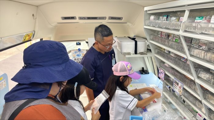 8/4新篠津健康まつりにて、災害救援車を活用した「調剤体験」を実施
