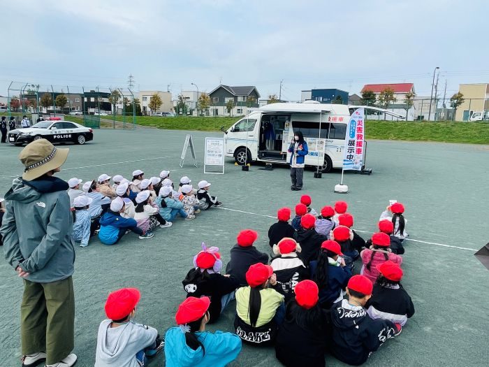 10/16 緑苑台小学校(石狩市)はたらくクルマ体験学習に「災害救援車」で参加いたしました