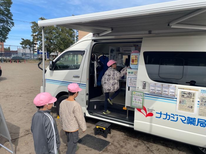 10/7 南線小学校(石狩市)はたらくクルマ体験学習に「災害救援車」で参加いたしました