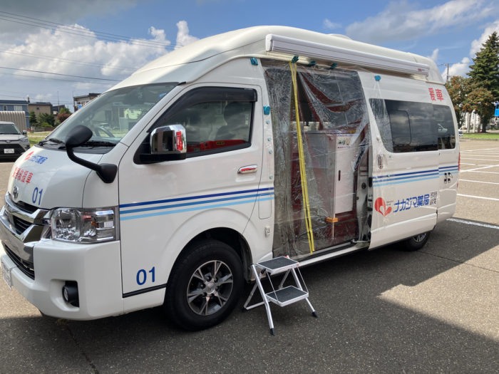 8/20新篠津健康まつりにて、災害救援車を活用した「調剤体験」を実施